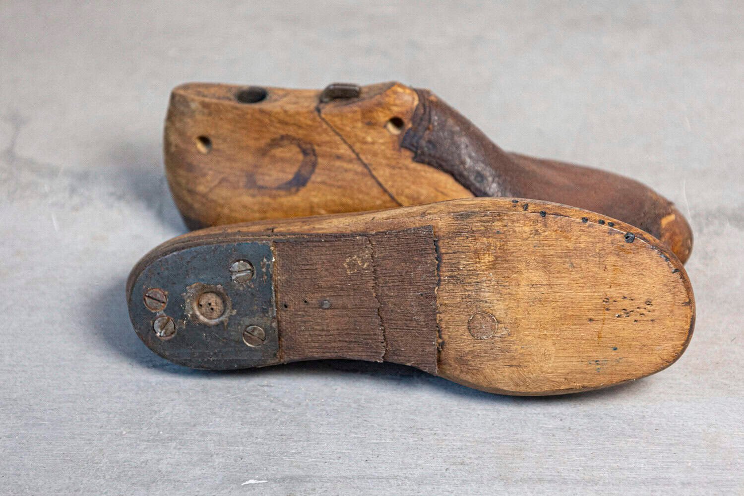 English 20th Century Pair of Handmade Cobbler's Shoe Lasts in Wood and Leather with Client Numbering - JAA