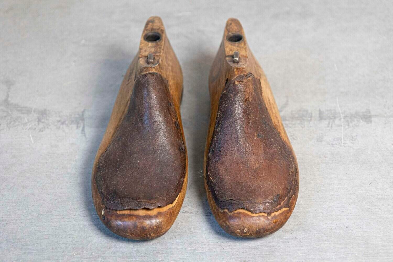 English 20th Century Pair of Handmade Cobbler's Shoe Lasts in Wood and Leather with Client Numbering - JAA