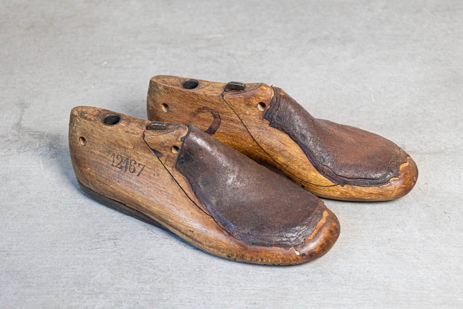 English 20th Century Pair of Handmade Cobbler's Shoe Lasts in Wood and Leather with Client Numbering - JAA
