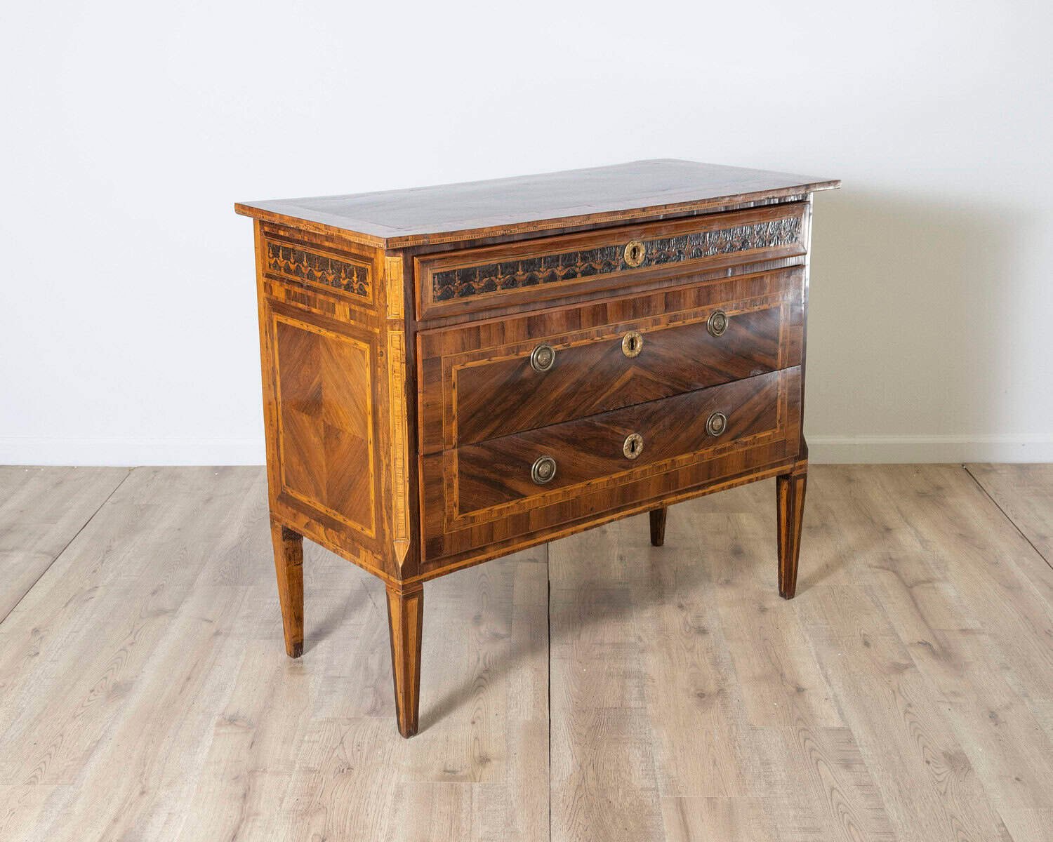 Late 18th Century Veneered Louis XVI Chest Of Drawers - JAA