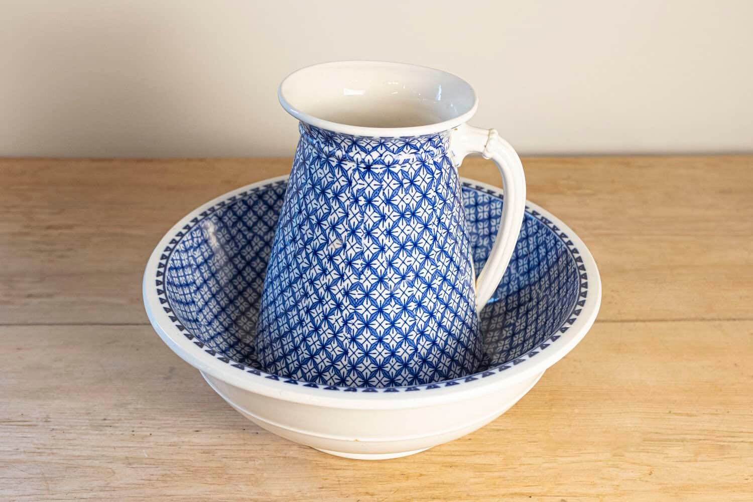 English Late 19th Century Blue and White Brown-Westhead, Moore & Co. Valletta Pattern Washbasin - JAA