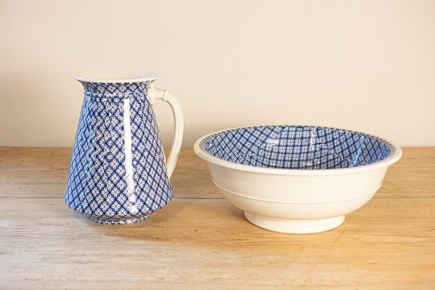 English Late 19th Century Blue and White Brown-Westhead, Moore & Co. Valletta Pattern Washbasin - JAA