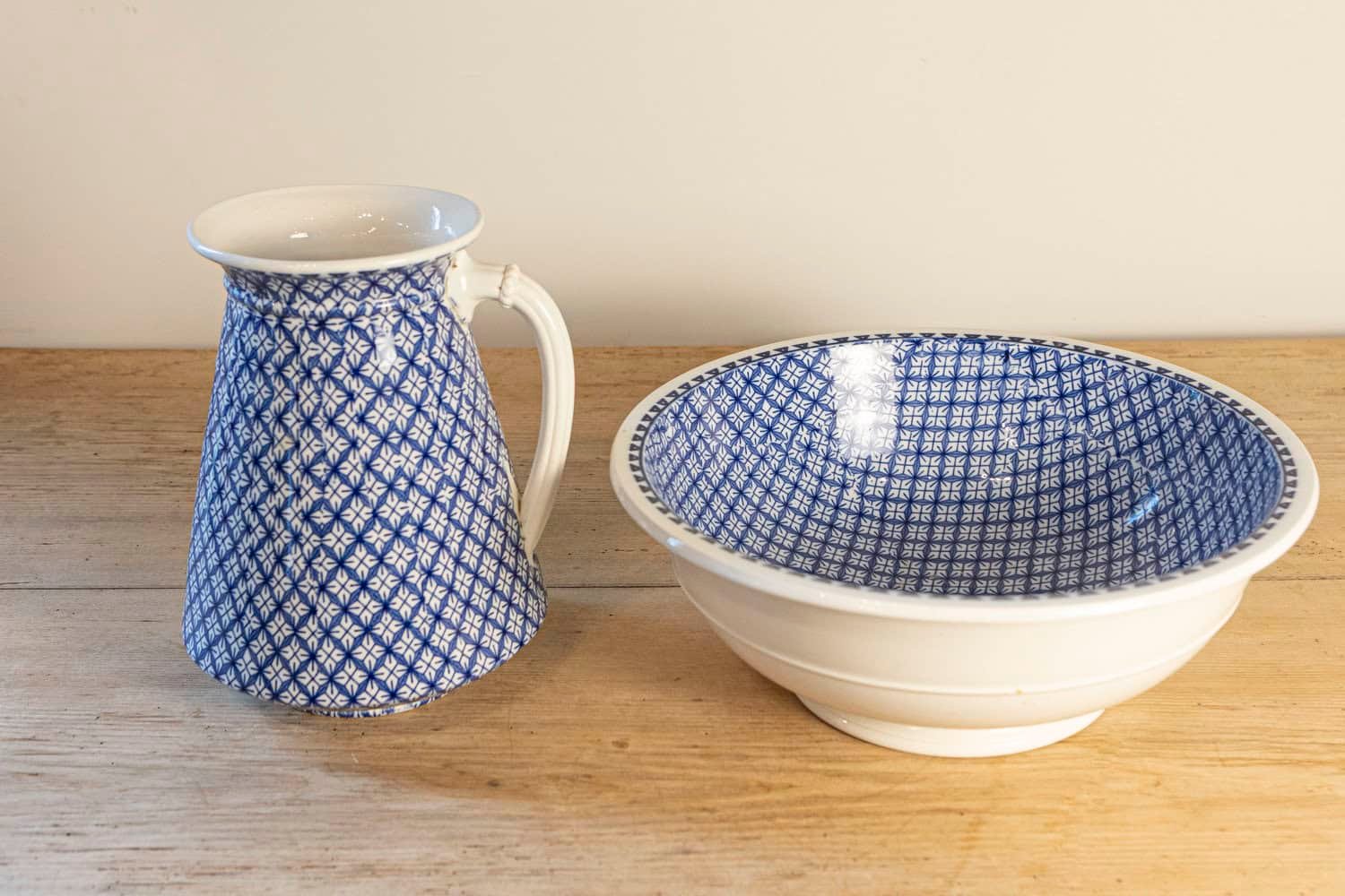 English Late 19th Century Blue and White Brown-Westhead, Moore & Co. Valletta Pattern Washbasin - JAA