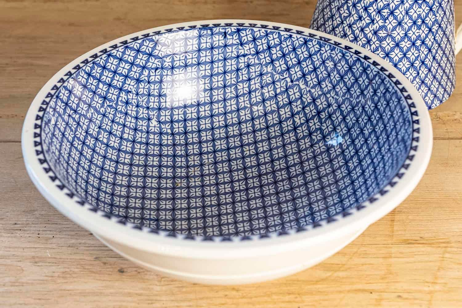 English Late 19th Century Blue and White Brown-Westhead, Moore & Co. Valletta Pattern Washbasin - JAA