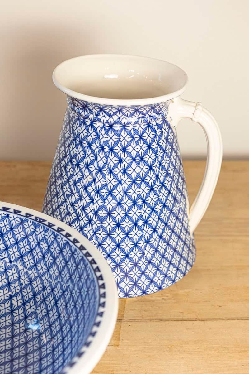 English Late 19th Century Blue and White Brown-Westhead, Moore & Co. Valletta Pattern Washbasin - JAA