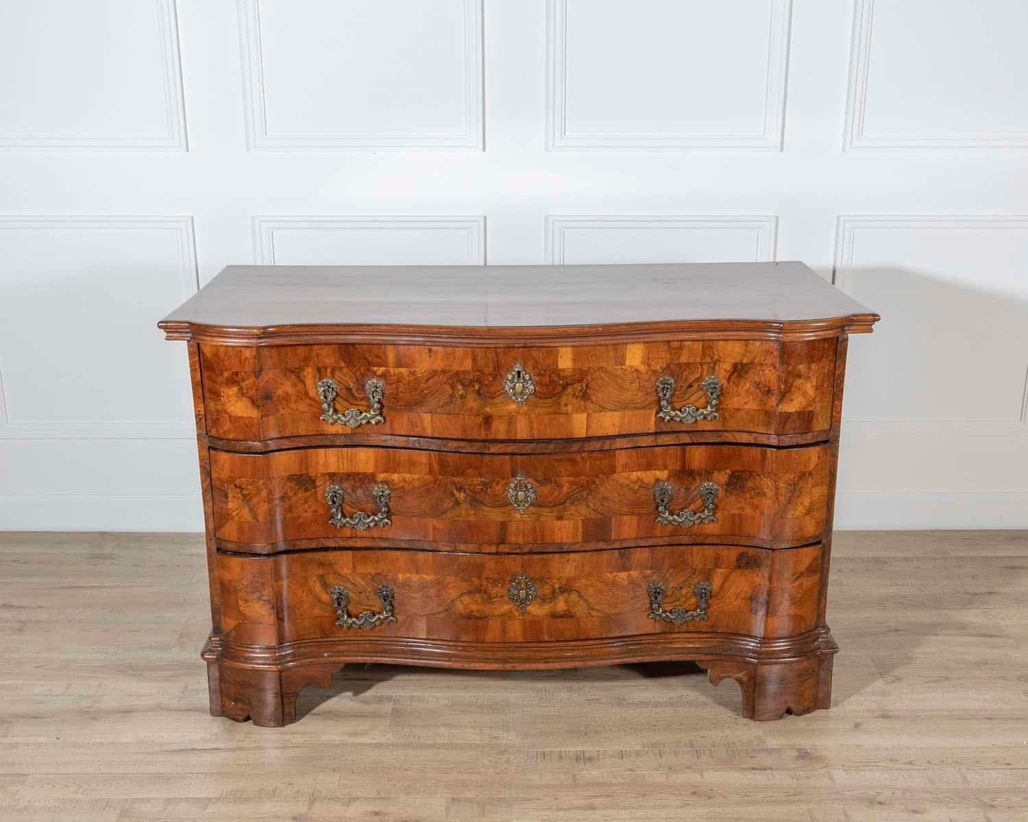 18th Century Walnut Chest Of Drawers From Verona - JAA