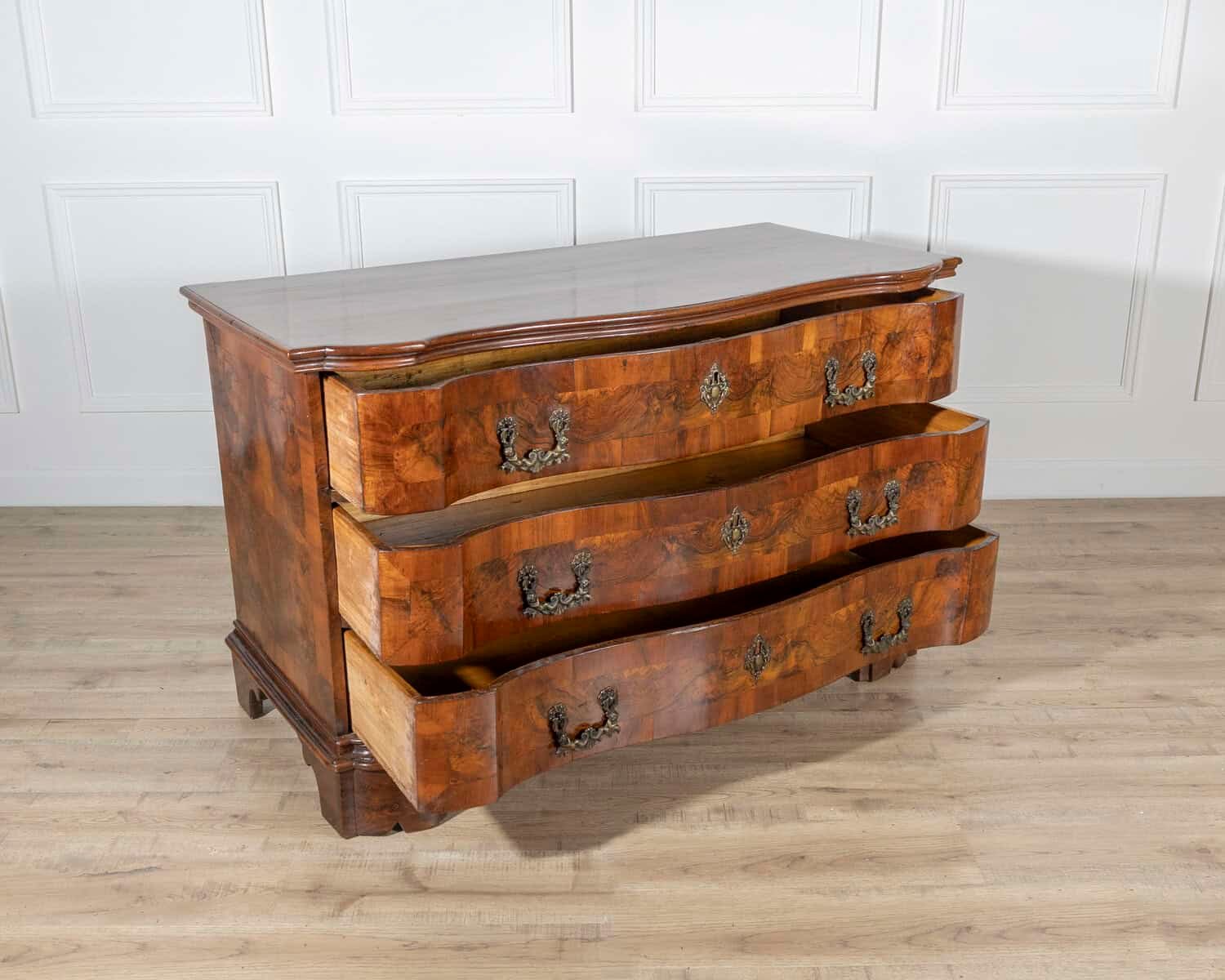 18th Century Walnut Chest Of Drawers From Verona - JAA