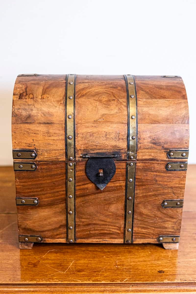 English 20th Century Vintage Wooden Treasure Chest Shaped Cellarette with Brass Hardware - JAA
