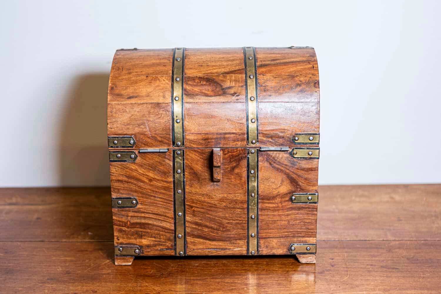 English 20th Century Vintage Wooden Treasure Chest Shaped Cellarette with Brass Hardware - JAA