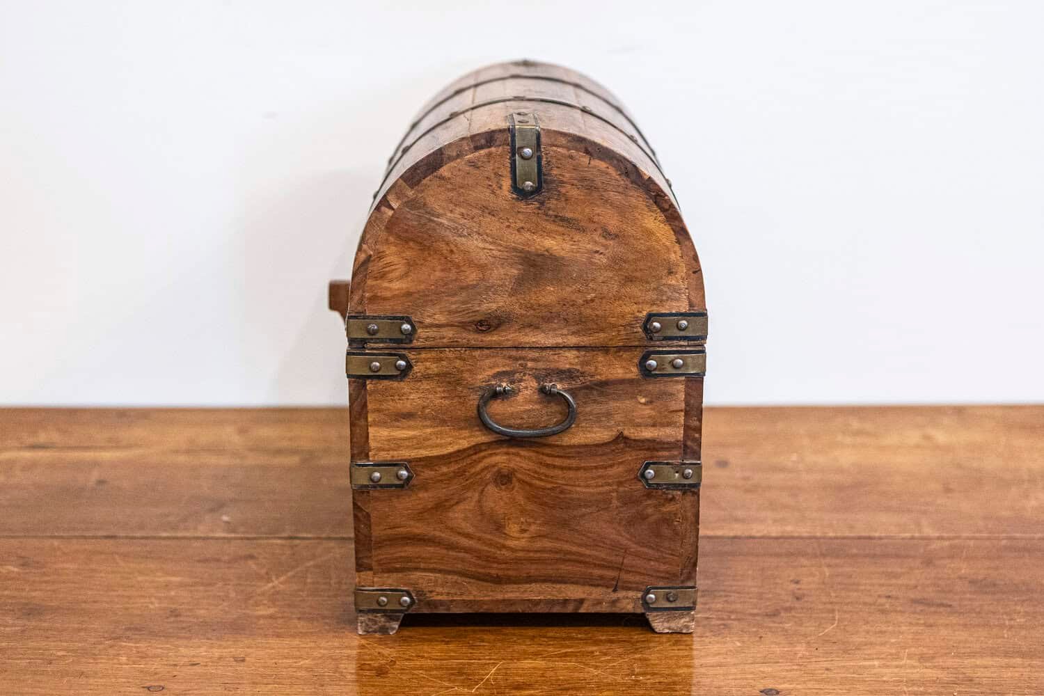 English 20th Century Vintage Wooden Treasure Chest Shaped Cellarette with Brass Hardware - JAA