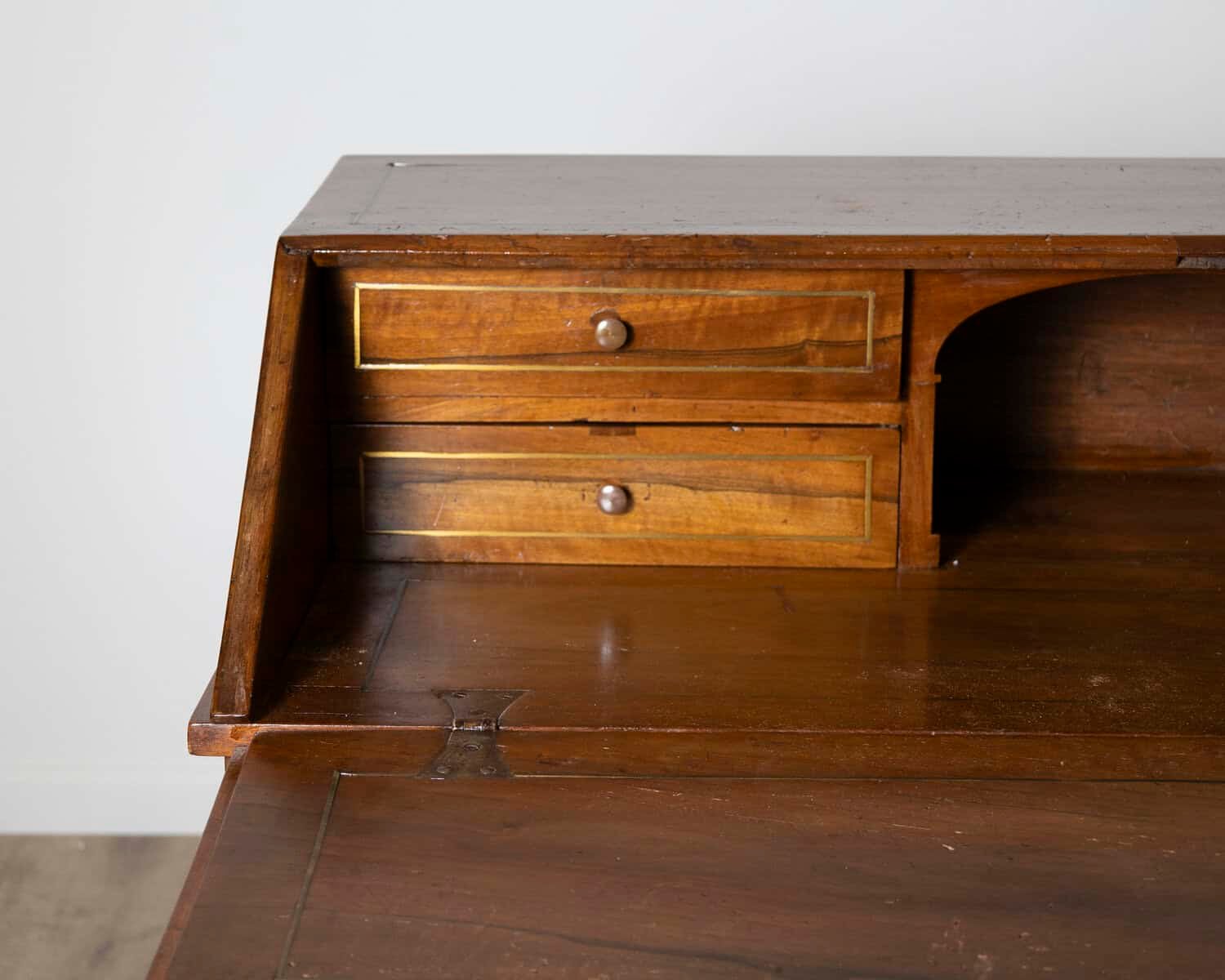 Louis XVI writing desk in walnut. 18th century - JAA