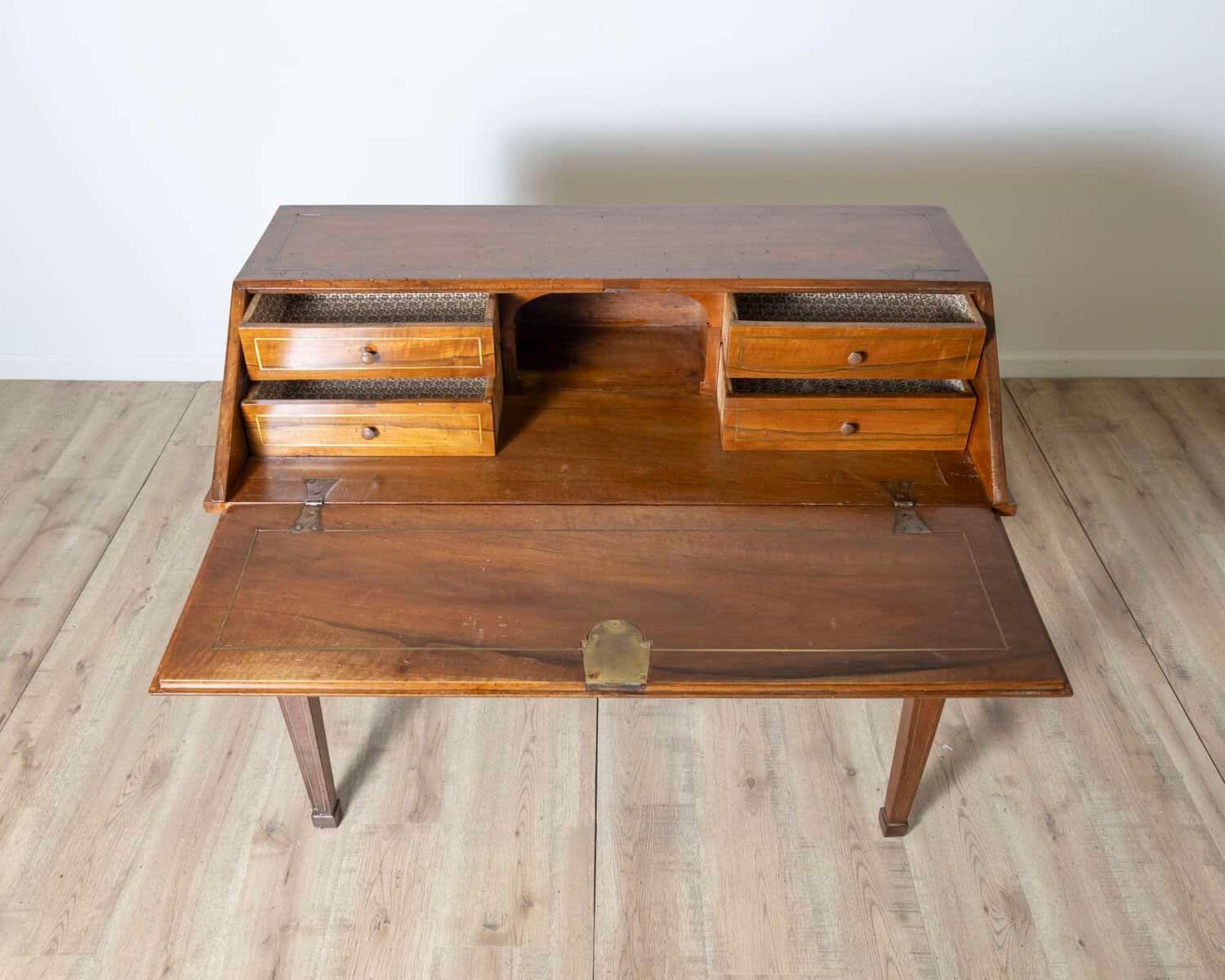 Louis XVI writing desk in walnut. 18th century - JAA