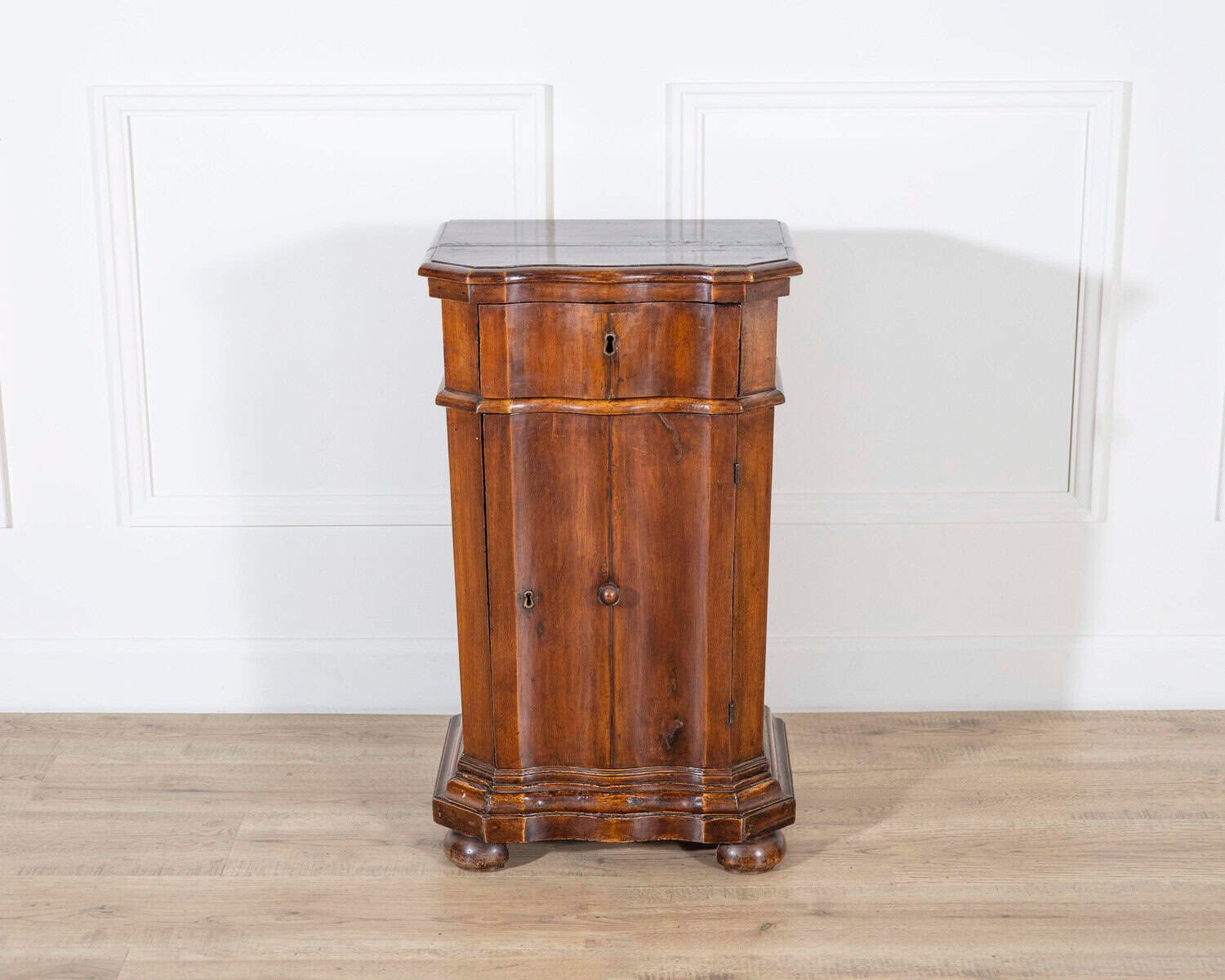 Elegant Venetian Urn-Shaped Bedside Cabinet with Kneeler, Mid-18th Century - JAA