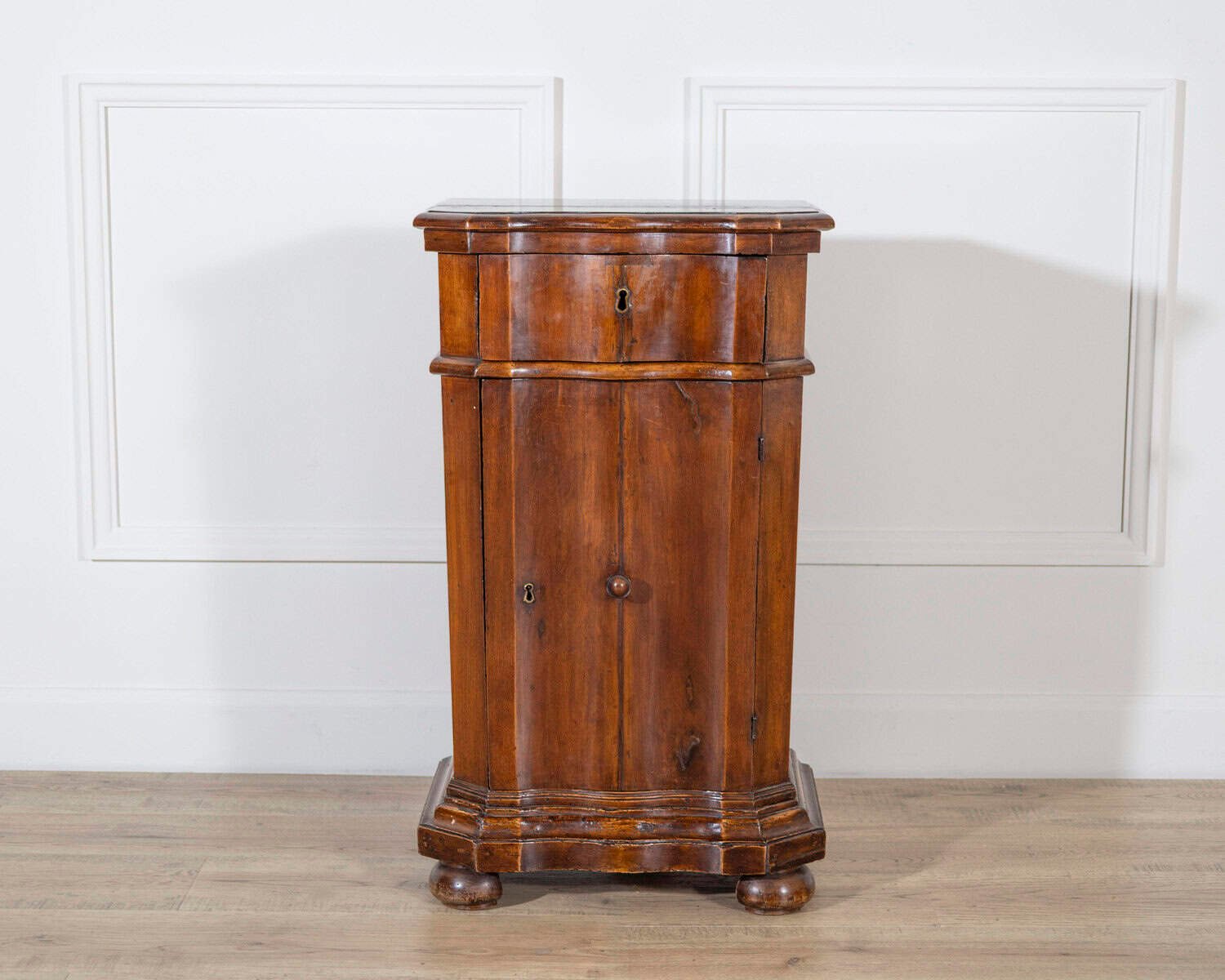 Elegant Venetian Urn-Shaped Bedside Cabinet with Kneeler, Mid-18th Century - JAA