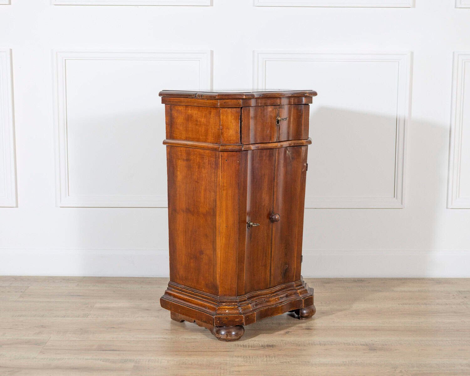 Elegant Venetian Urn-Shaped Bedside Cabinet with Kneeler, Mid-18th Century - JAA