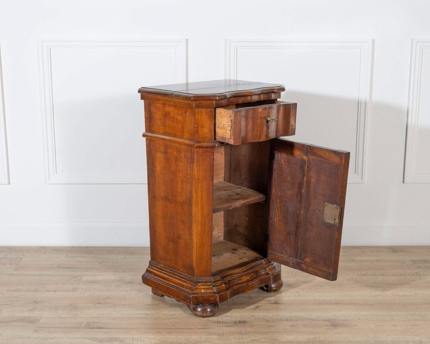 Elegant Venetian Urn-Shaped Bedside Cabinet with Kneeler, Mid-18th Century - JAA
