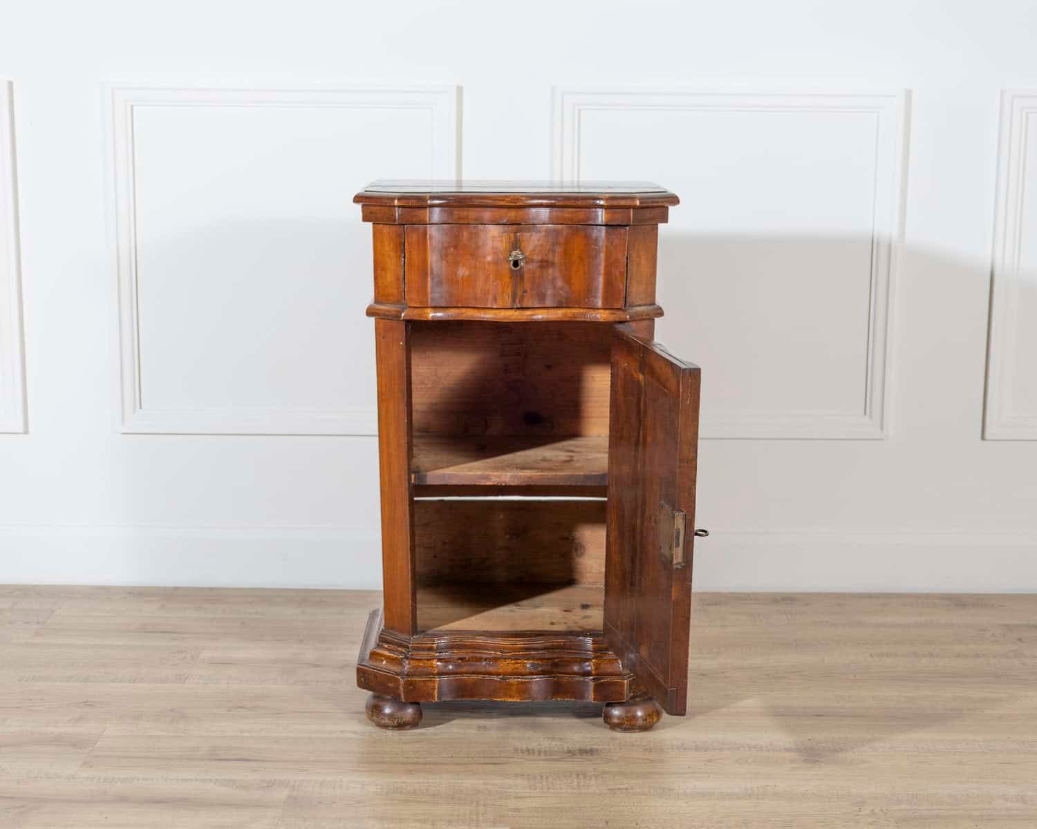 Elegant Venetian Urn-Shaped Bedside Cabinet with Kneeler, Mid-18th Century - JAA