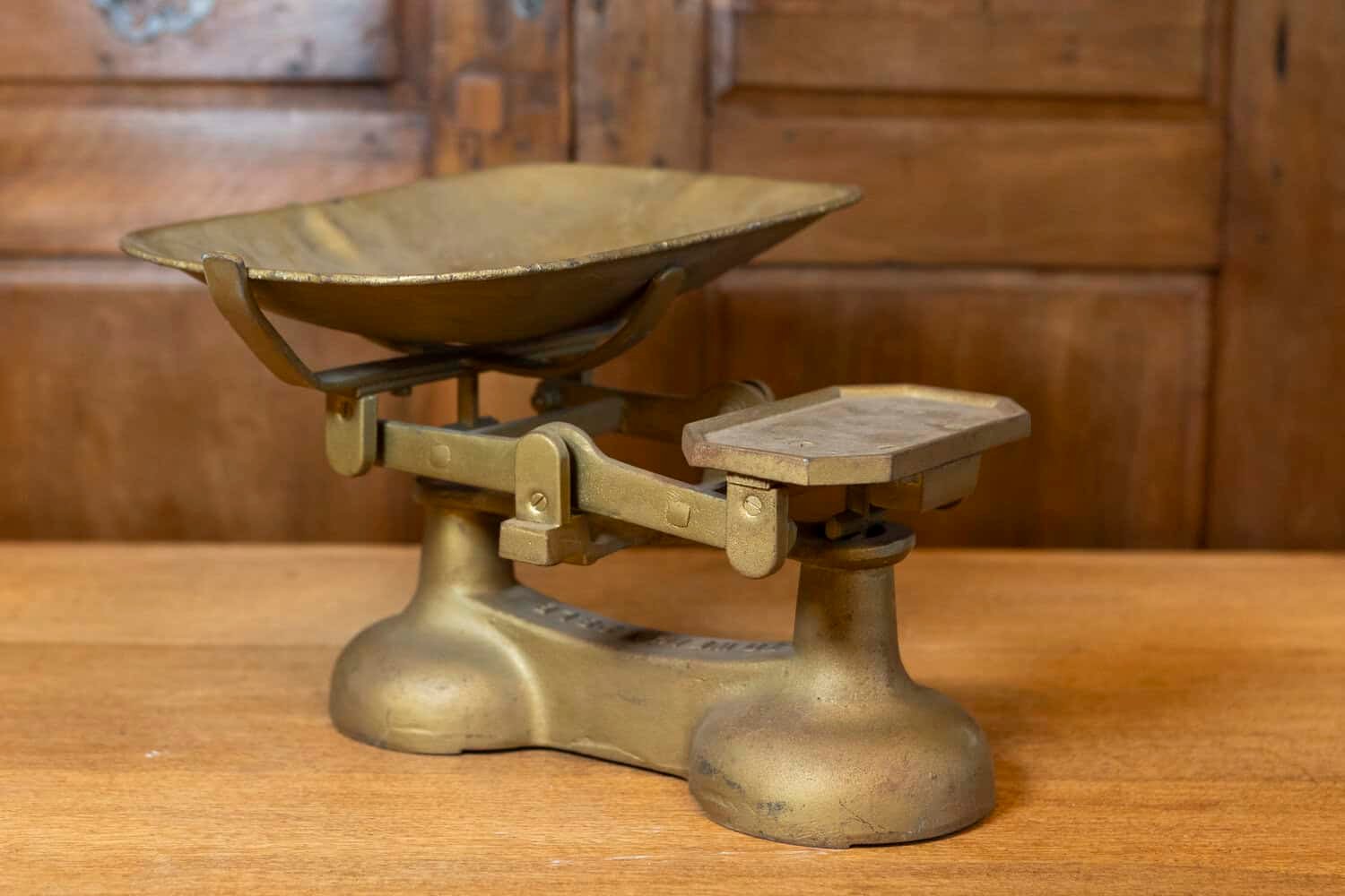 English Brass Scale with Deep Weighing Pan from the 20th Century - JAA