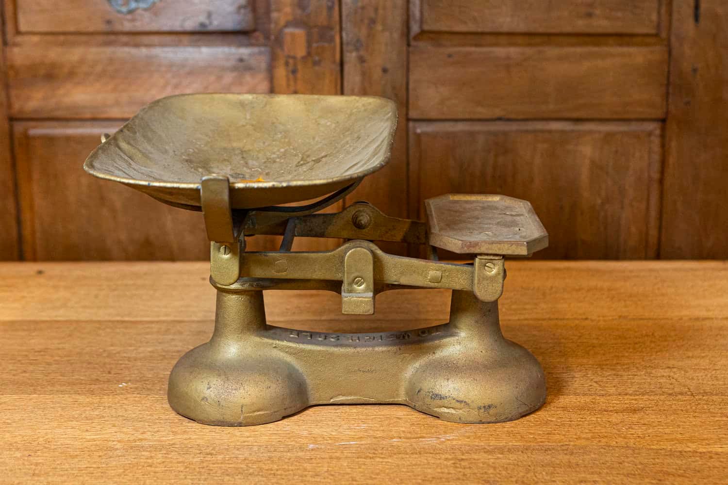 English Brass Scale with Deep Weighing Pan from the 20th Century - JAA