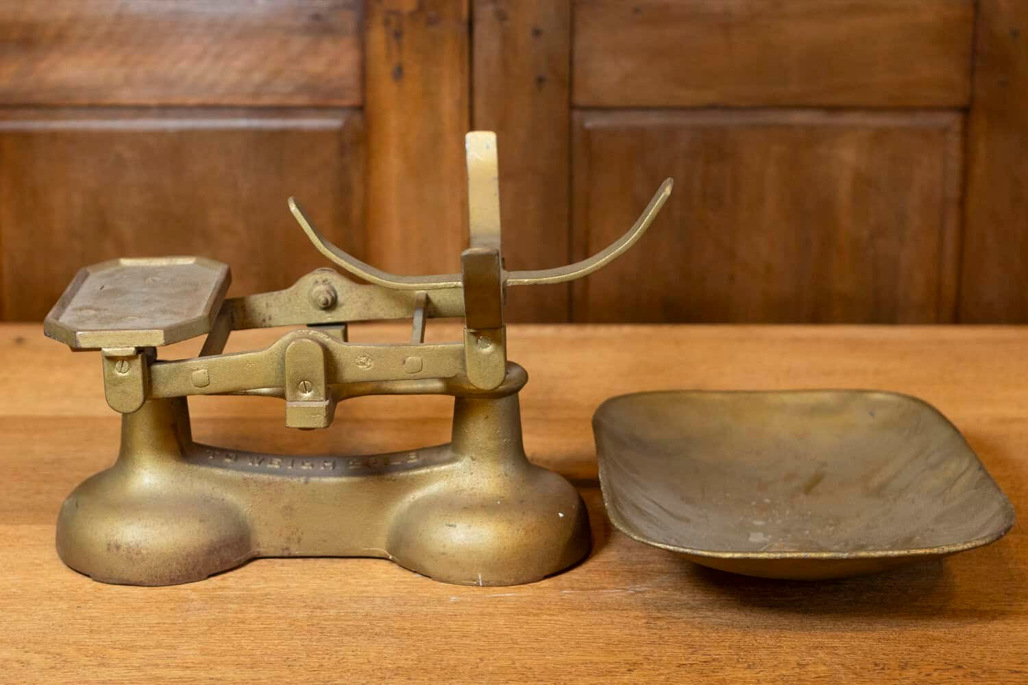 English Brass Scale with Deep Weighing Pan from the 20th Century - JAA