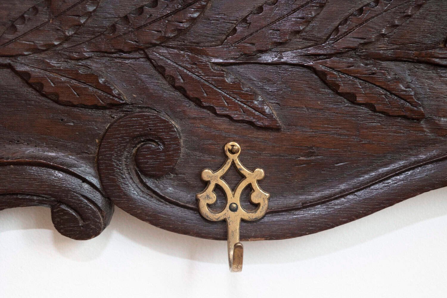 French 19th Century Wooden Rack with Carved Ribbon-Tied Quiver and Arrows - JAA