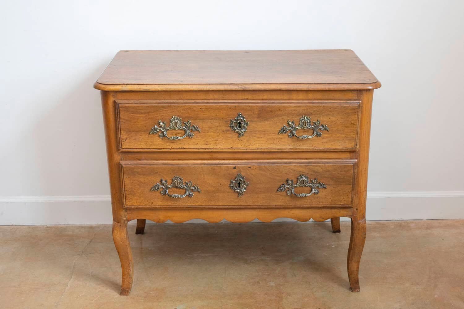 French Louis XV 1790s Walnut Commode Sauteuse with Two Drawers and Cabriole Legs - JAA