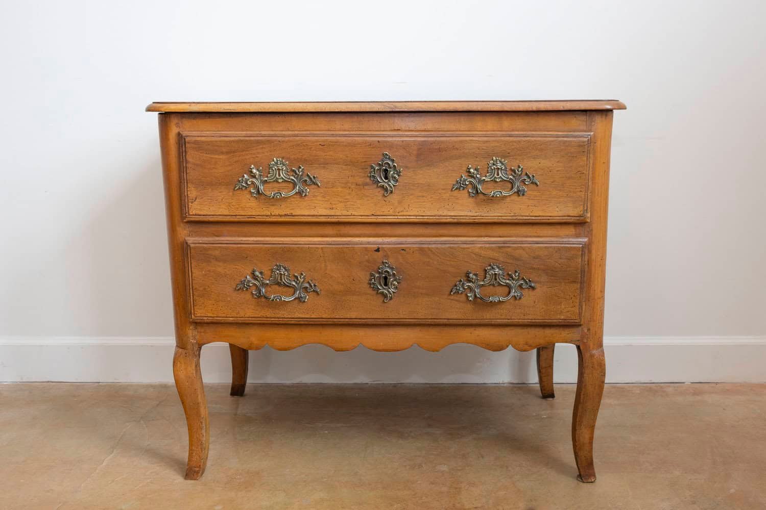 French Louis XV 1790s Walnut Commode Sauteuse with Two Drawers and Cabriole Legs - JAA