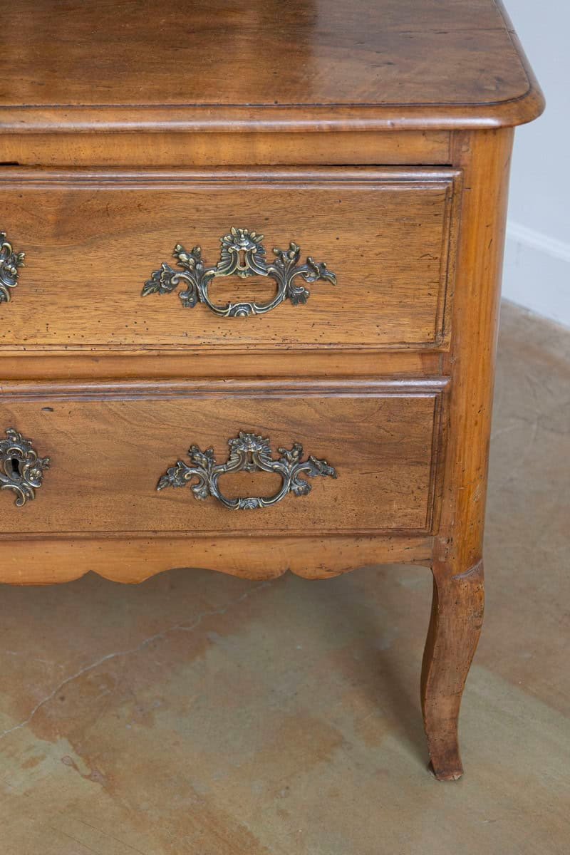 French Louis XV 1790s Walnut Commode Sauteuse with Two Drawers and Cabriole Legs - JAA