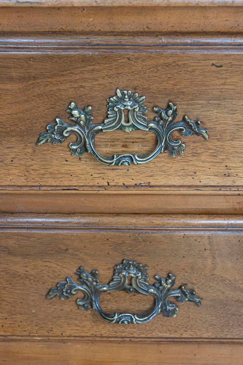 French Louis XV 1790s Walnut Commode Sauteuse with Two Drawers and Cabriole Legs - JAA