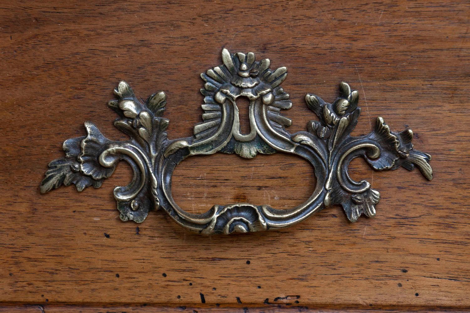 French Louis XV 1790s Walnut Commode Sauteuse with Two Drawers and Cabriole Legs - JAA