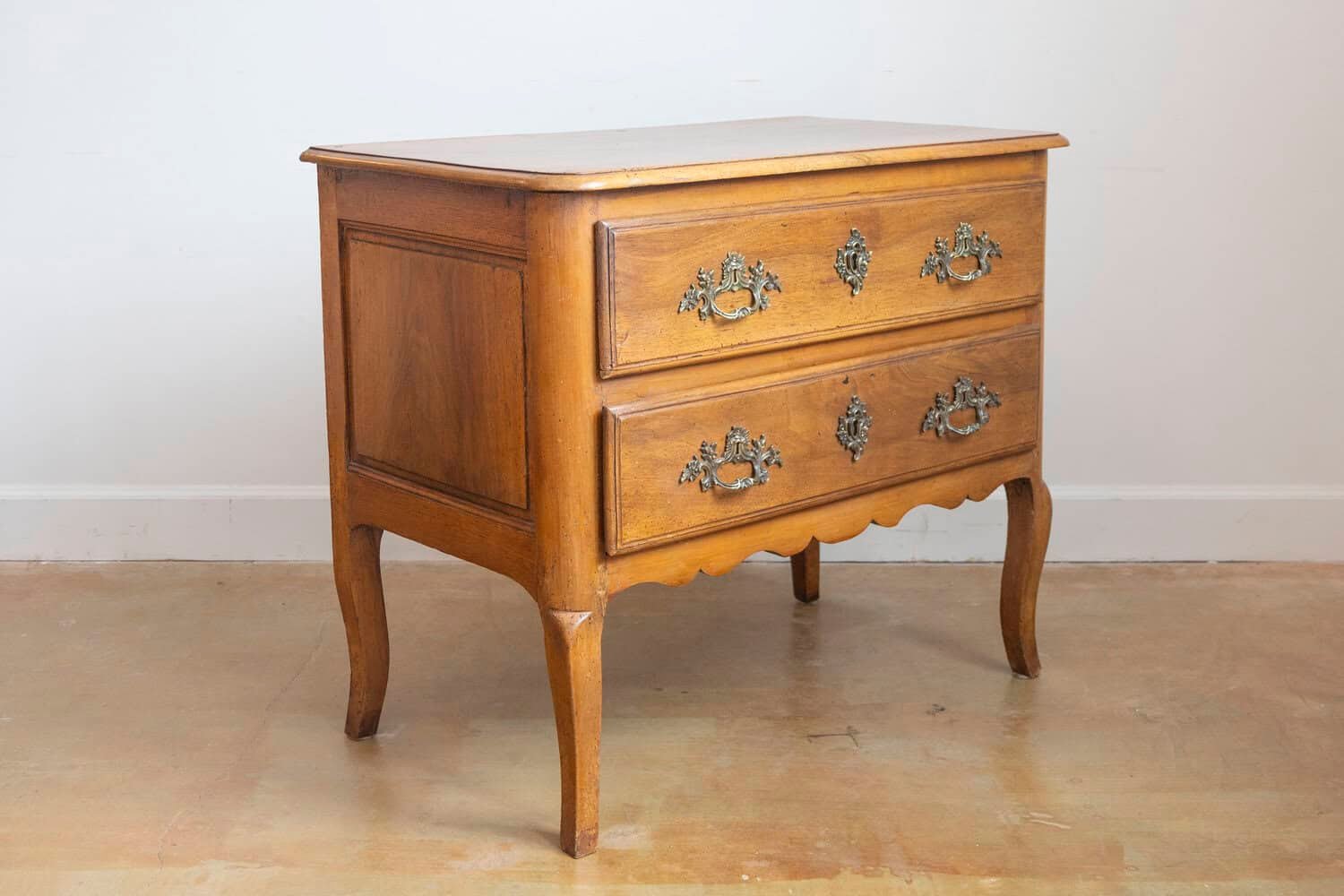 French Louis XV 1790s Walnut Commode Sauteuse with Two Drawers and Cabriole Legs - JAA