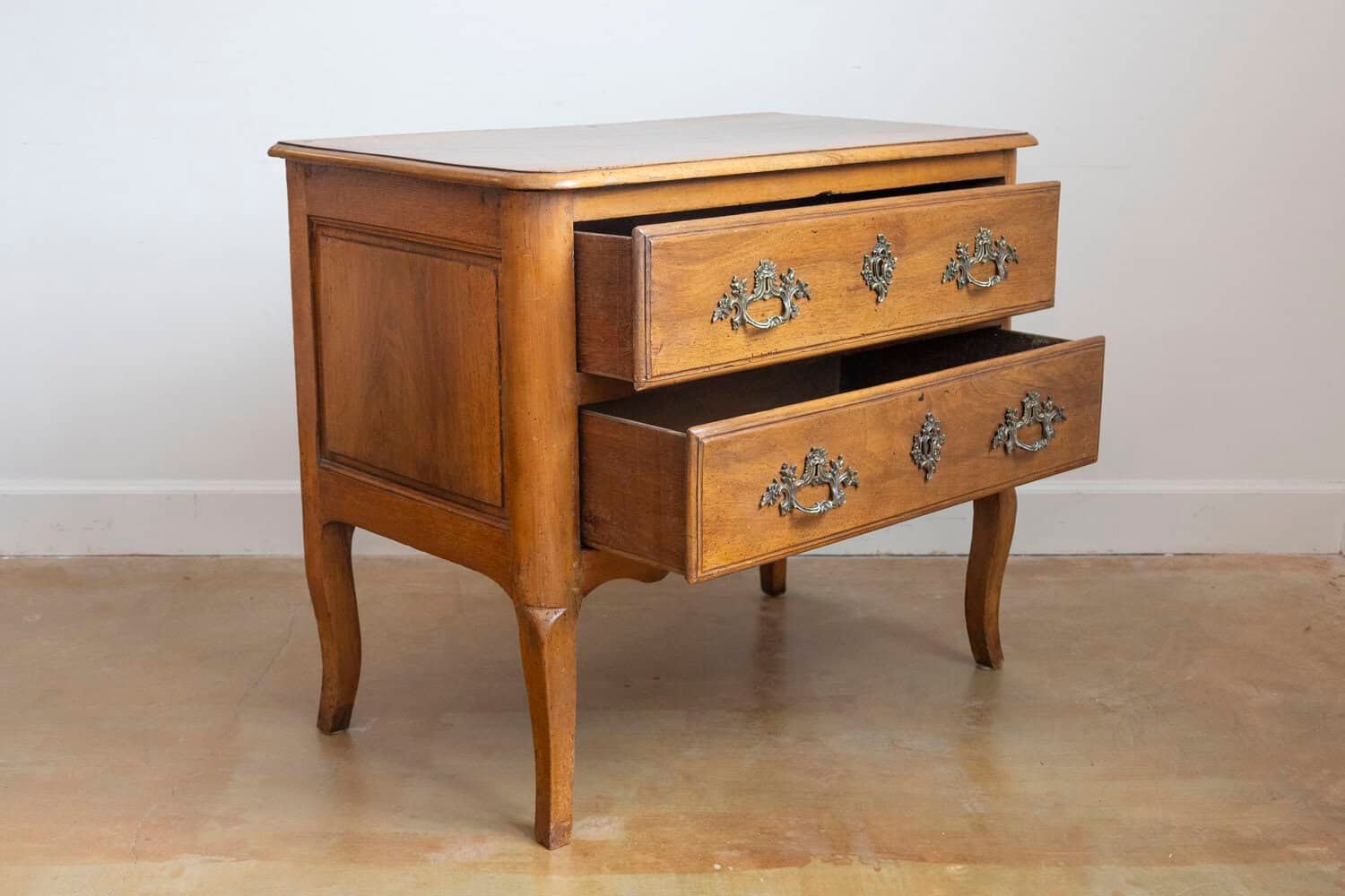 French Louis XV 1790s Walnut Commode Sauteuse with Two Drawers and Cabriole Legs - JAA