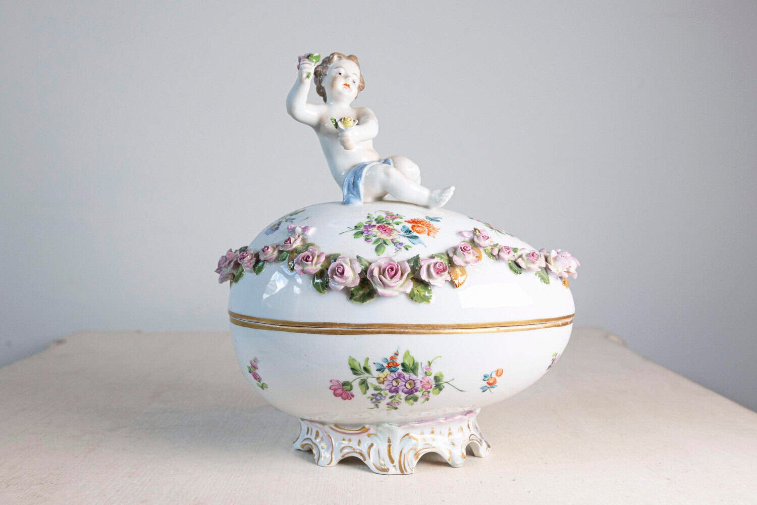 French Sèvres 19th Century Porcelain Egg with Putto and Garland of Pink Roses - JAA