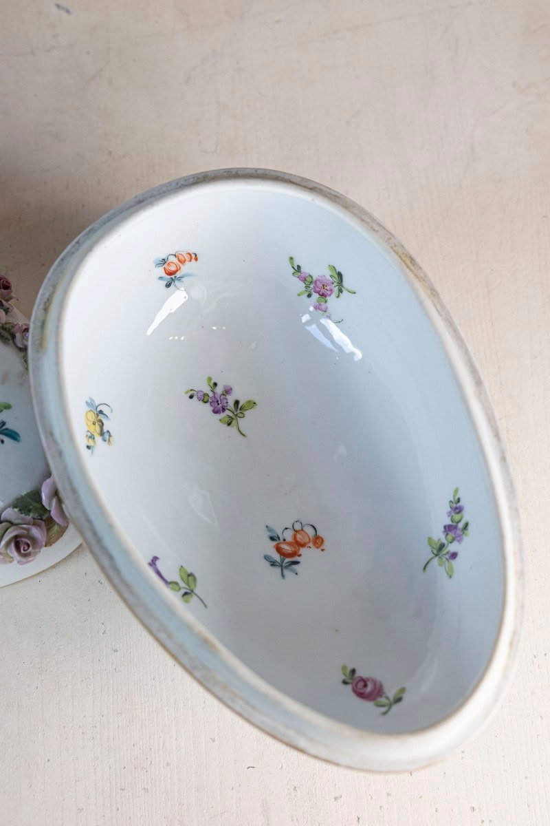 French Sèvres 19th Century Porcelain Egg with Putto and Garland of Pink Roses - JAA