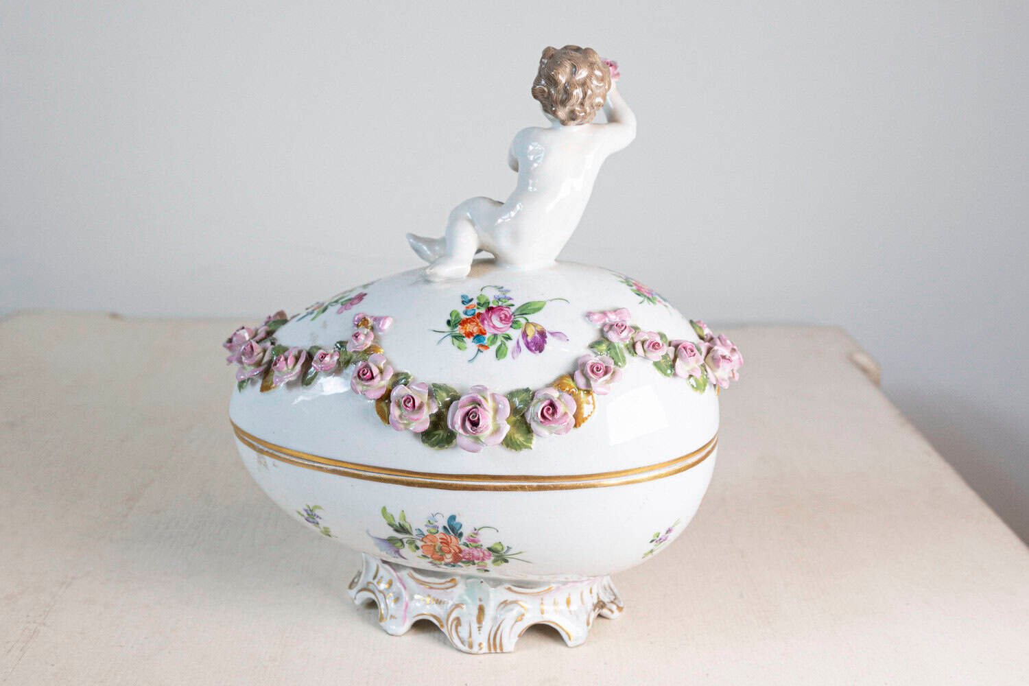 French Sèvres 19th Century Porcelain Egg with Putto and Garland of Pink Roses - JAA