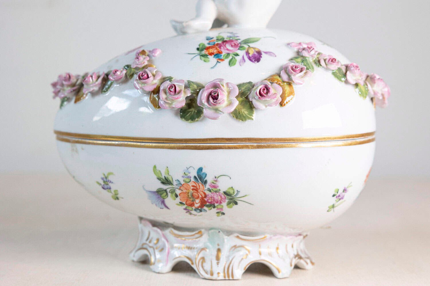 French Sèvres 19th Century Porcelain Egg with Putto and Garland of Pink Roses - JAA