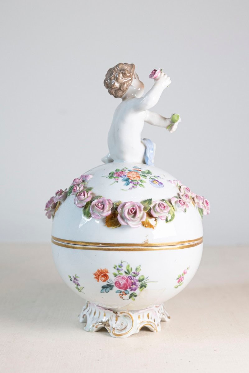 French Sèvres 19th Century Porcelain Egg with Putto and Garland of Pink Roses - JAA