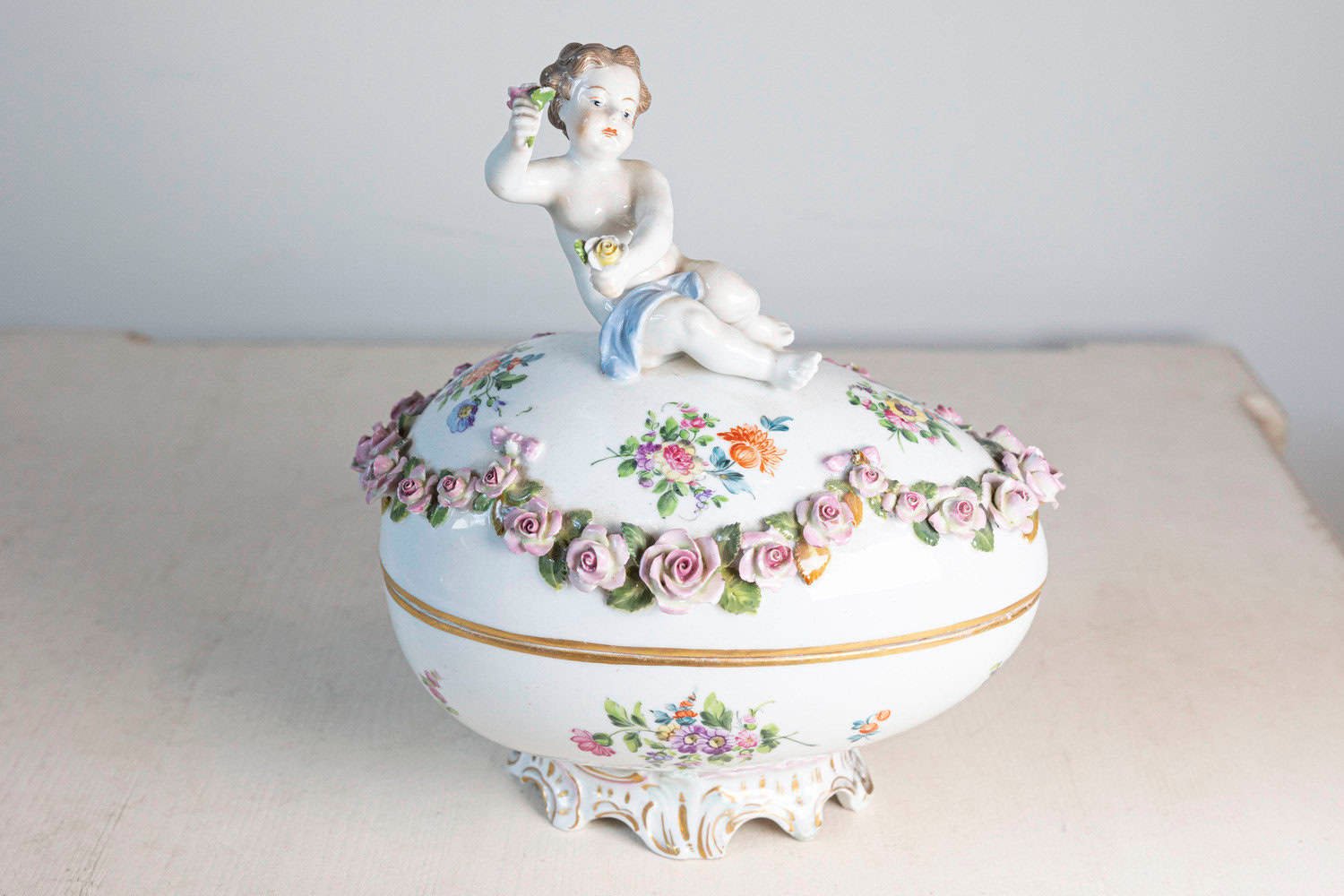 French Sèvres 19th Century Porcelain Egg with Putto and Garland of Pink Roses - JAA