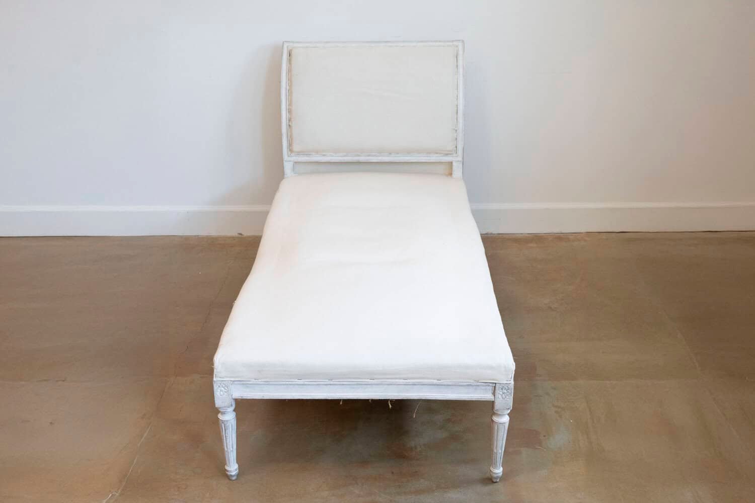 European Neoclassical 1830s Painted Daybed with Carved Rosettes and Fluted Legs - JAA
