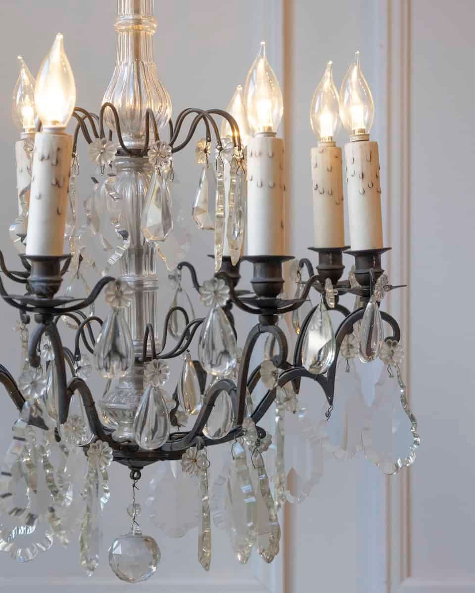 French Late 19th Century Eight-Arm Crystal Chandelier with Dark Metal Armature - JAA