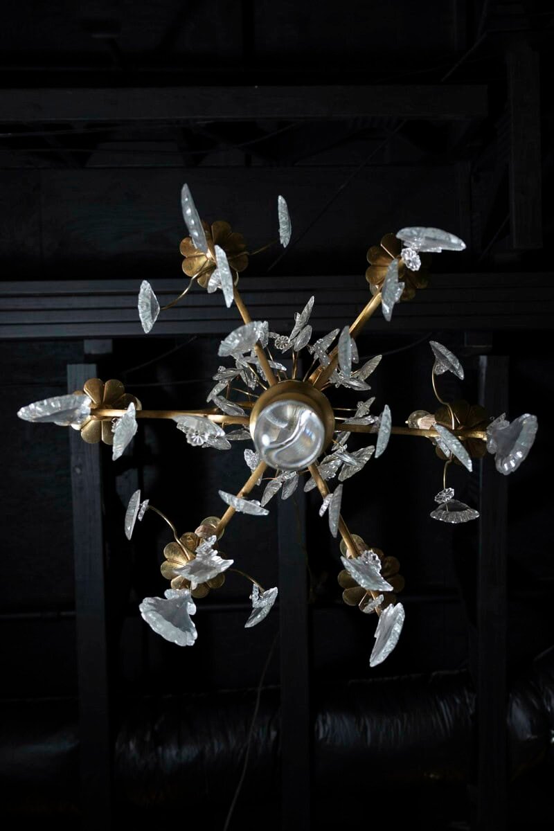 French Six-Light 1890s Crystal Chandelier with Brass Armature and Pendeloques - JAA