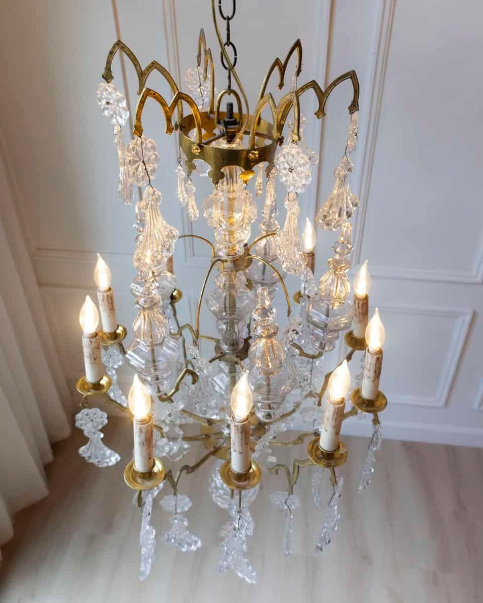 French 1900s Belle Époque Brass and Crystal 10-Light Chandelier with Pendeloques - JAA