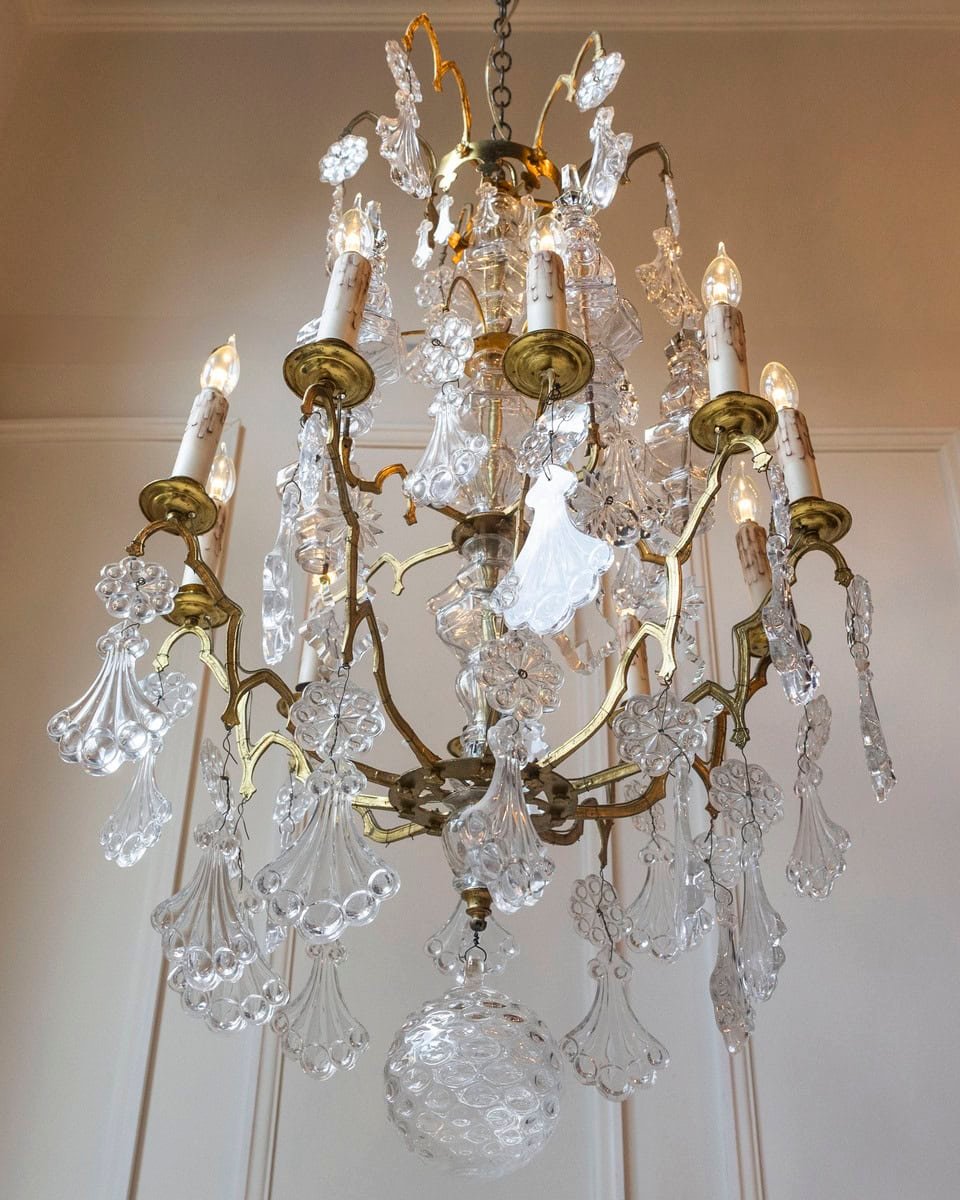 French 1900s Belle Époque Brass and Crystal 10-Light Chandelier with Pendeloques - JAA