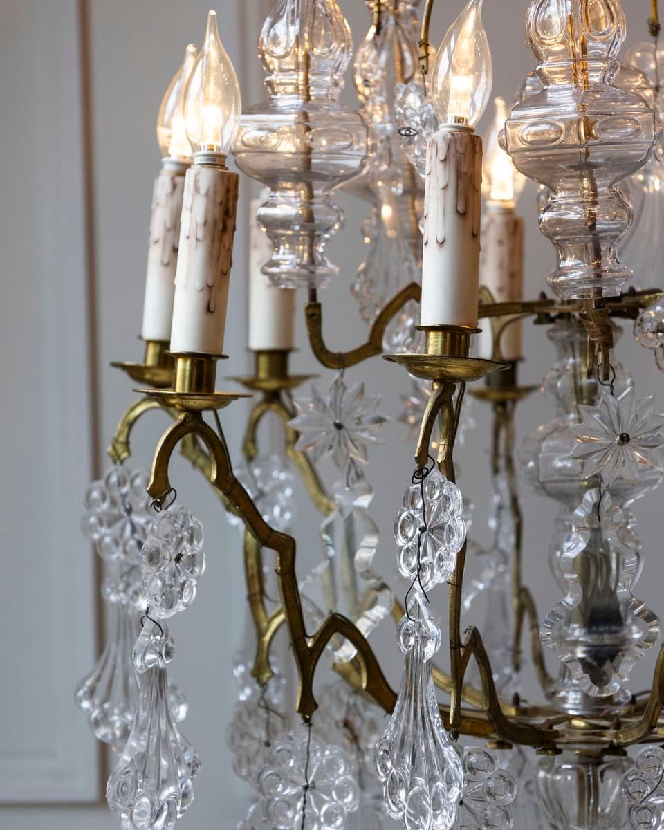 French 1900s Belle Époque Brass and Crystal 10-Light Chandelier with Pendeloques - JAA