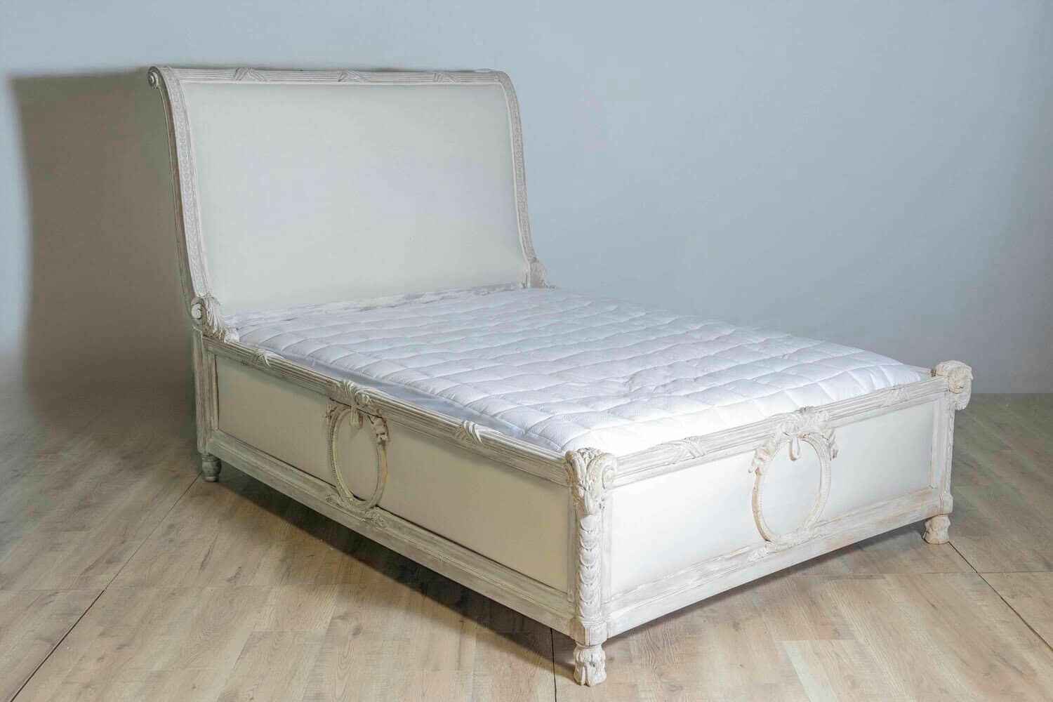Swedish Late 18th Century Neoclassical Painted Bed with Medallions - JAA