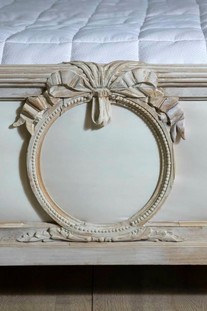Swedish Late 18th Century Neoclassical Painted Bed with Medallions - JAA