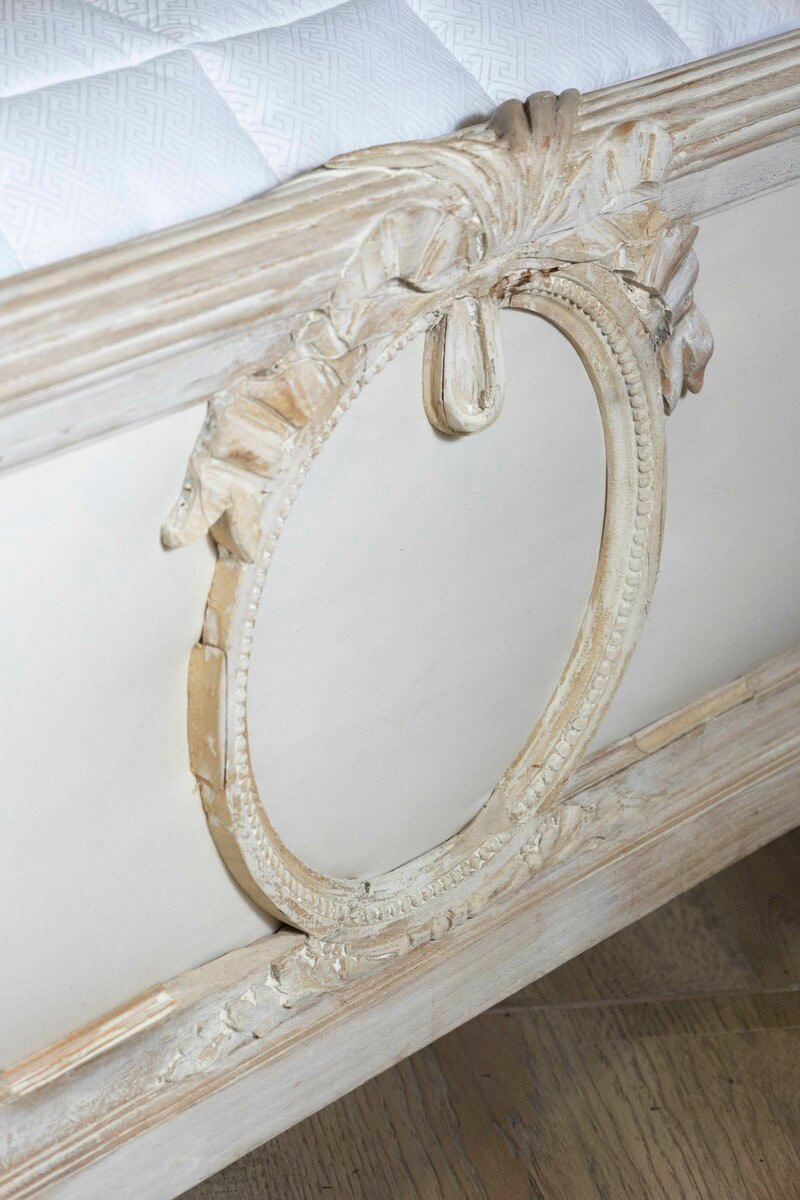 Swedish Late 18th Century Neoclassical Painted Bed with Medallions - JAA