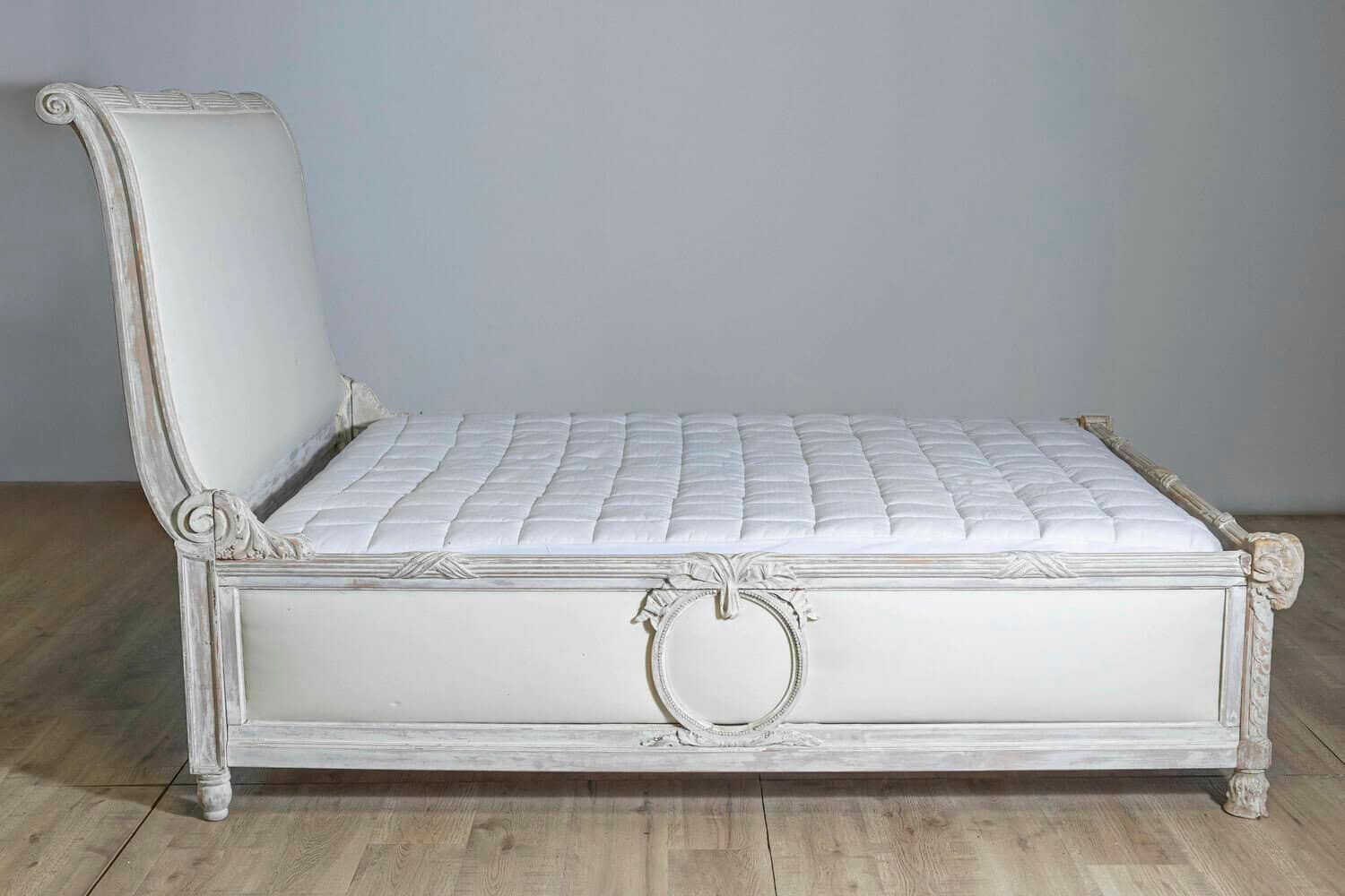 Swedish Late 18th Century Neoclassical Painted Bed with Medallions - JAA