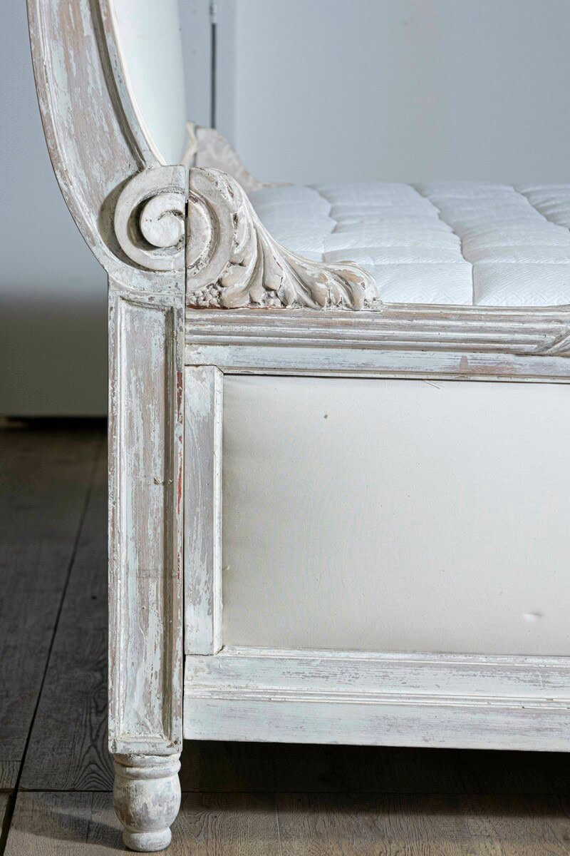 Swedish Late 18th Century Neoclassical Painted Bed with Medallions - JAA