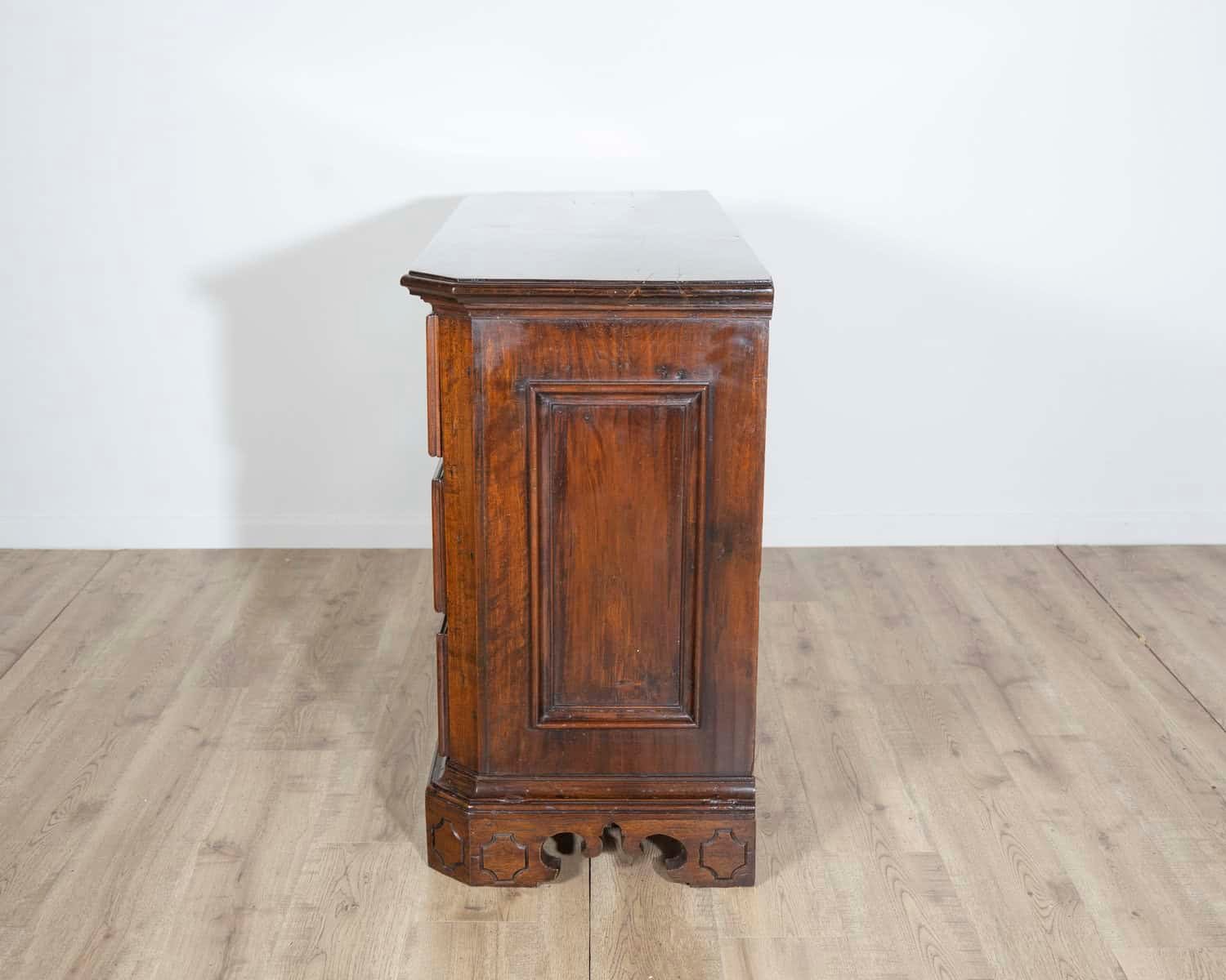 17th-century Emilian Chest Of Drawers In Solid Walnut - JAA